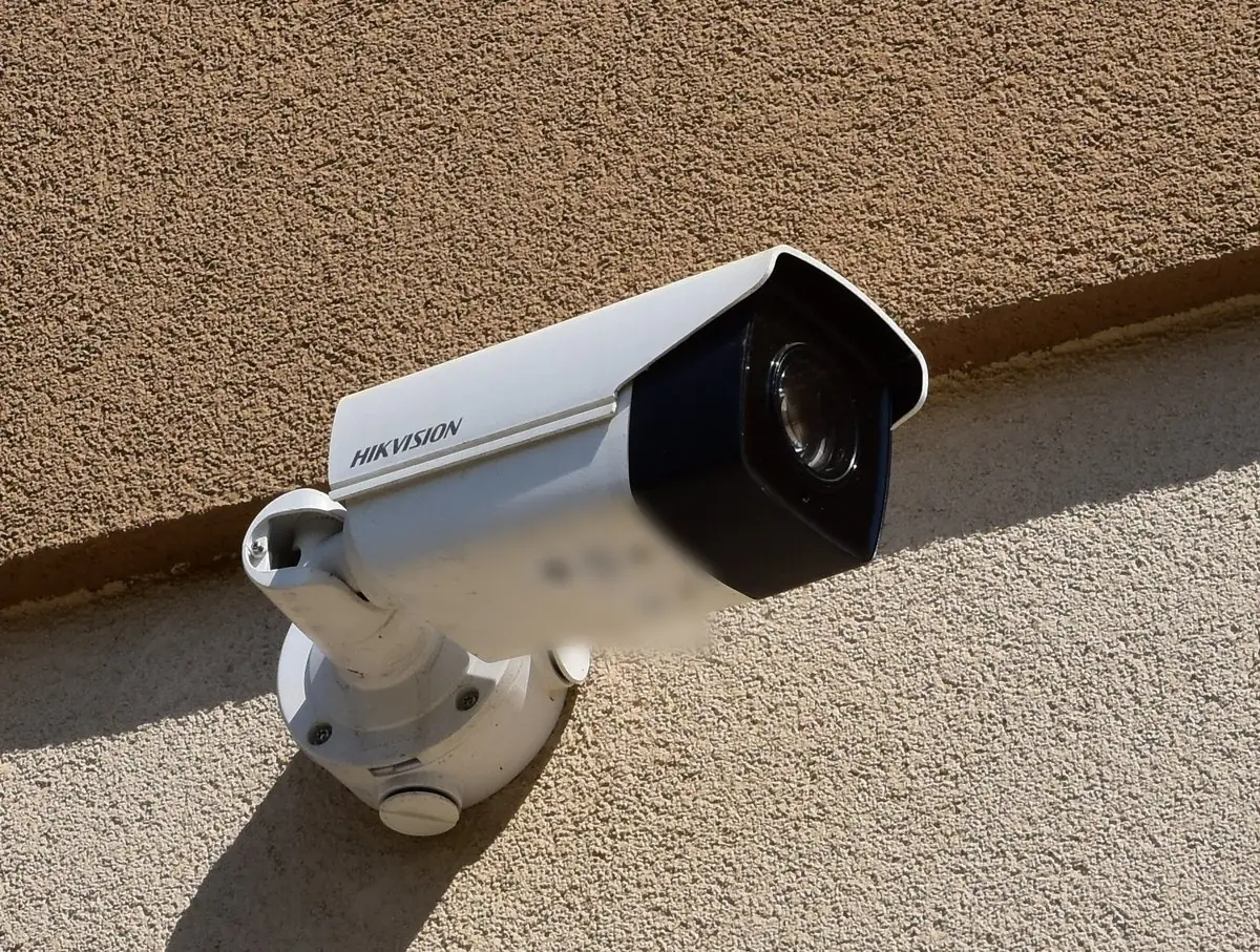 Bullet kamera na rohu fasády, nasměrovaná podél stěny