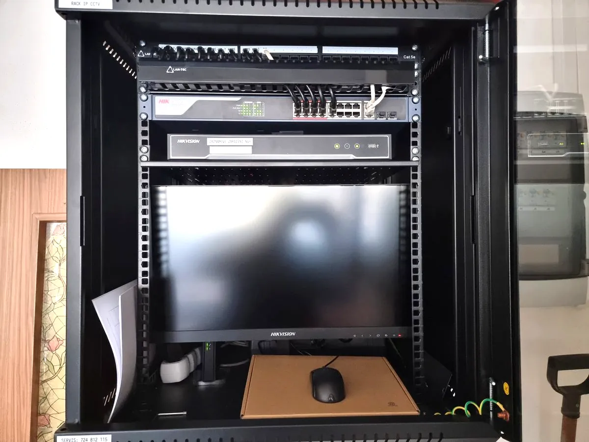 Nástěnný rozvaděč s patch panelem, switchem, záznamem a monitorem uvnitř