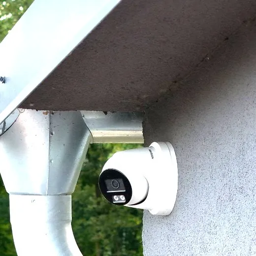 Kamera na fasádě pod okapem v průmyslovém areálu