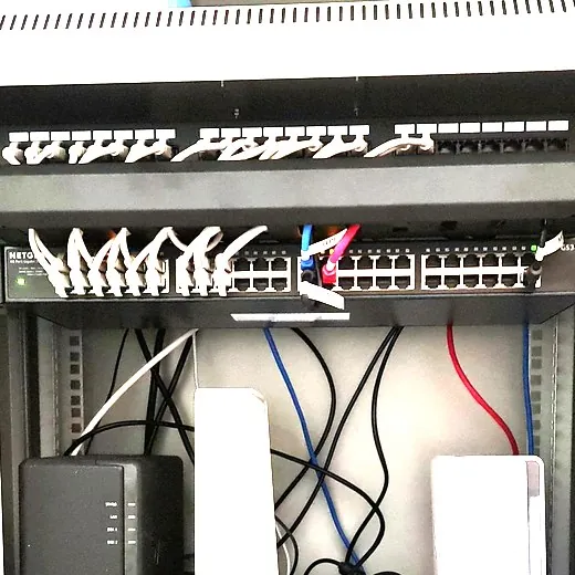 Malý nástěnný rozvaděč s patch panelem a switchem